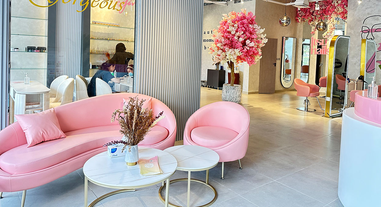 ItsU Nails Salon Strore Image as background.